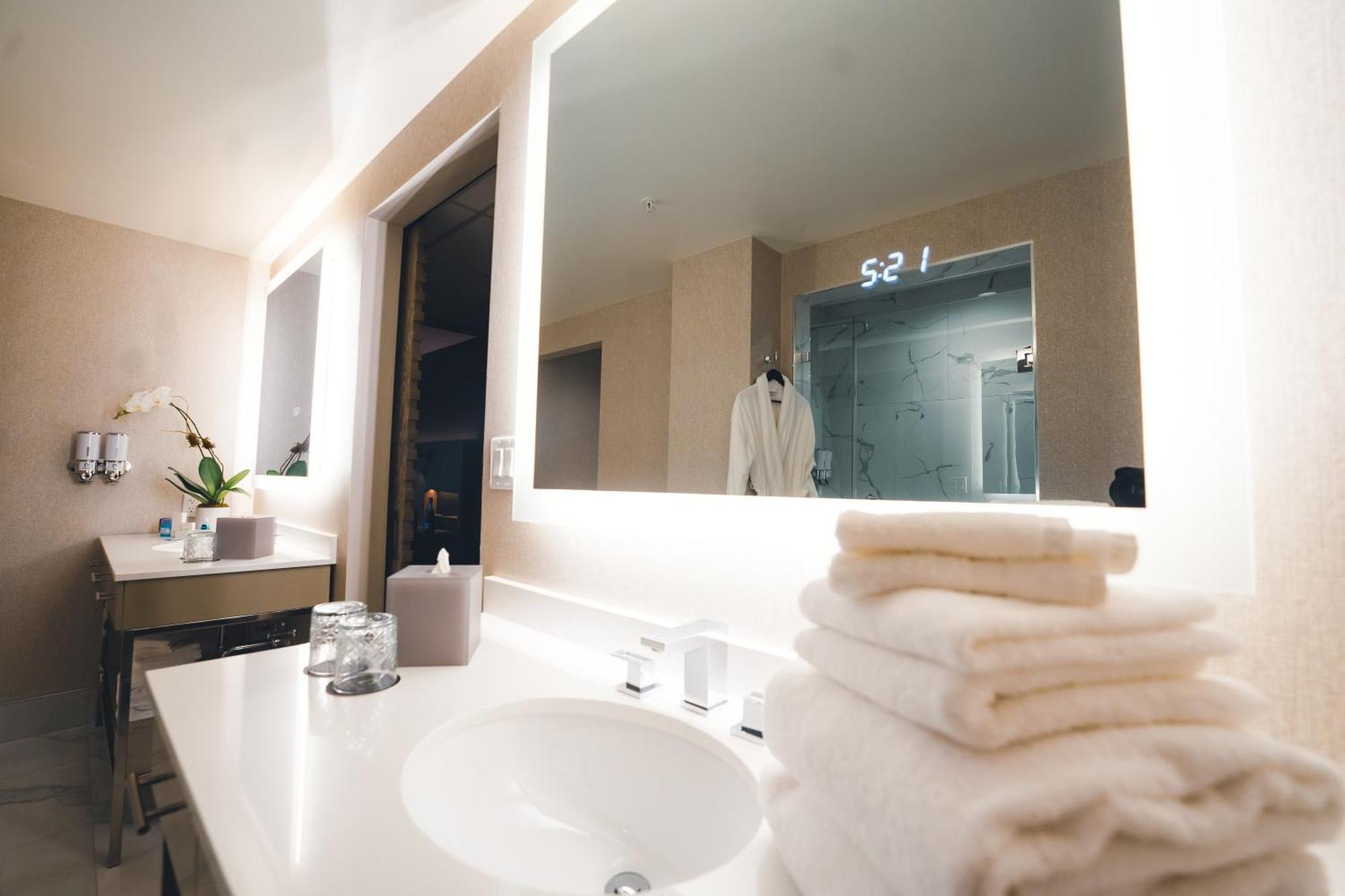 Posh Luxury King Suite,1357558643:JPEG