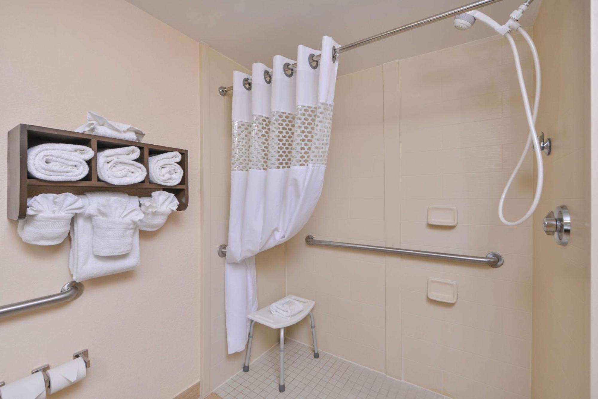King Room with Roll-In Shower - Mobility Access/Non-Smoking,1551623761:JPEG