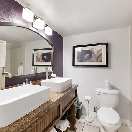Clarion Inn & Suites Across From Universal Orlando Resort-2
